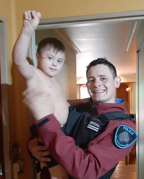 Nene salvado por policias