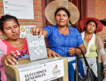 Bolivianos votando