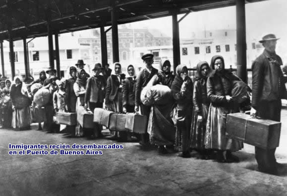Inmigrantes llegando al puerto de Buenos Aires
