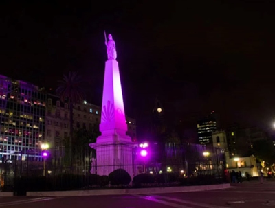 Monumentos iluminados violeta
