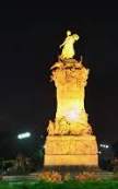 Monumento Carta Magna iluminaldo amarillo