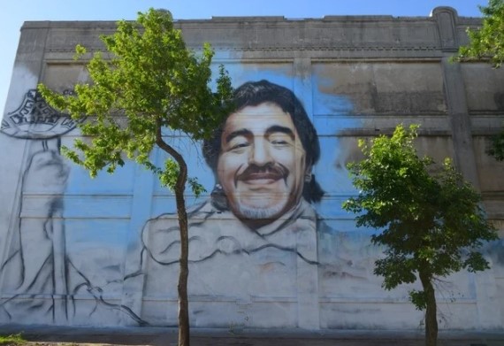 Mural homenaje a Maradona