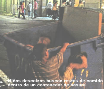 pibes buscan comida en contenedor