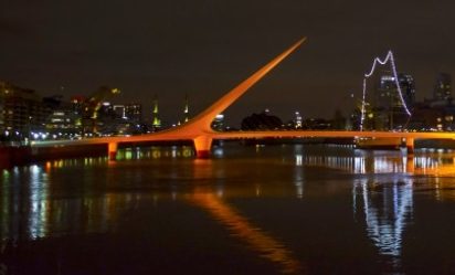 Puente de la mujer iluminado naranja