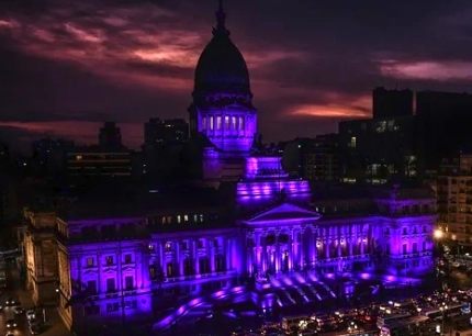 Congreso iluminado de violeta