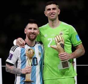 Messi y Dibu Martinez campeones del mundo