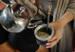 Cebando mate